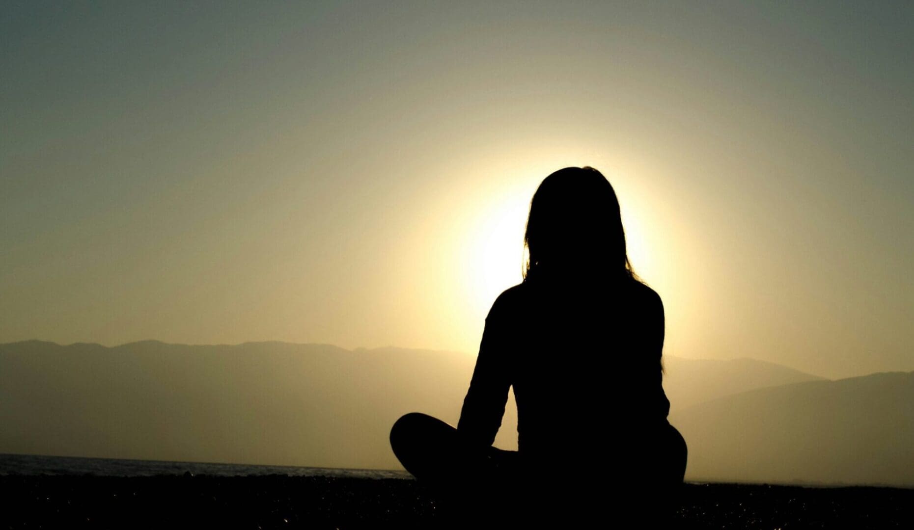YEc7WB6ASDydBTw6GDlF_antalya-beach-lulu-2048×1188 Woman meditating in front of the sun